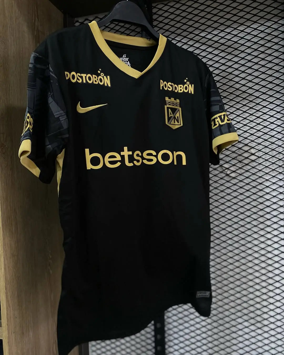 CAMISETA ATLETICO NACIONAL LOCA 1.1 2025 - CON TODOS SUS PARCHES DE LIGA EN LAS MANGAS 🔥 ENVIO GRATIS A TODO EL PAIS Y 50% DE DCTO 🔥