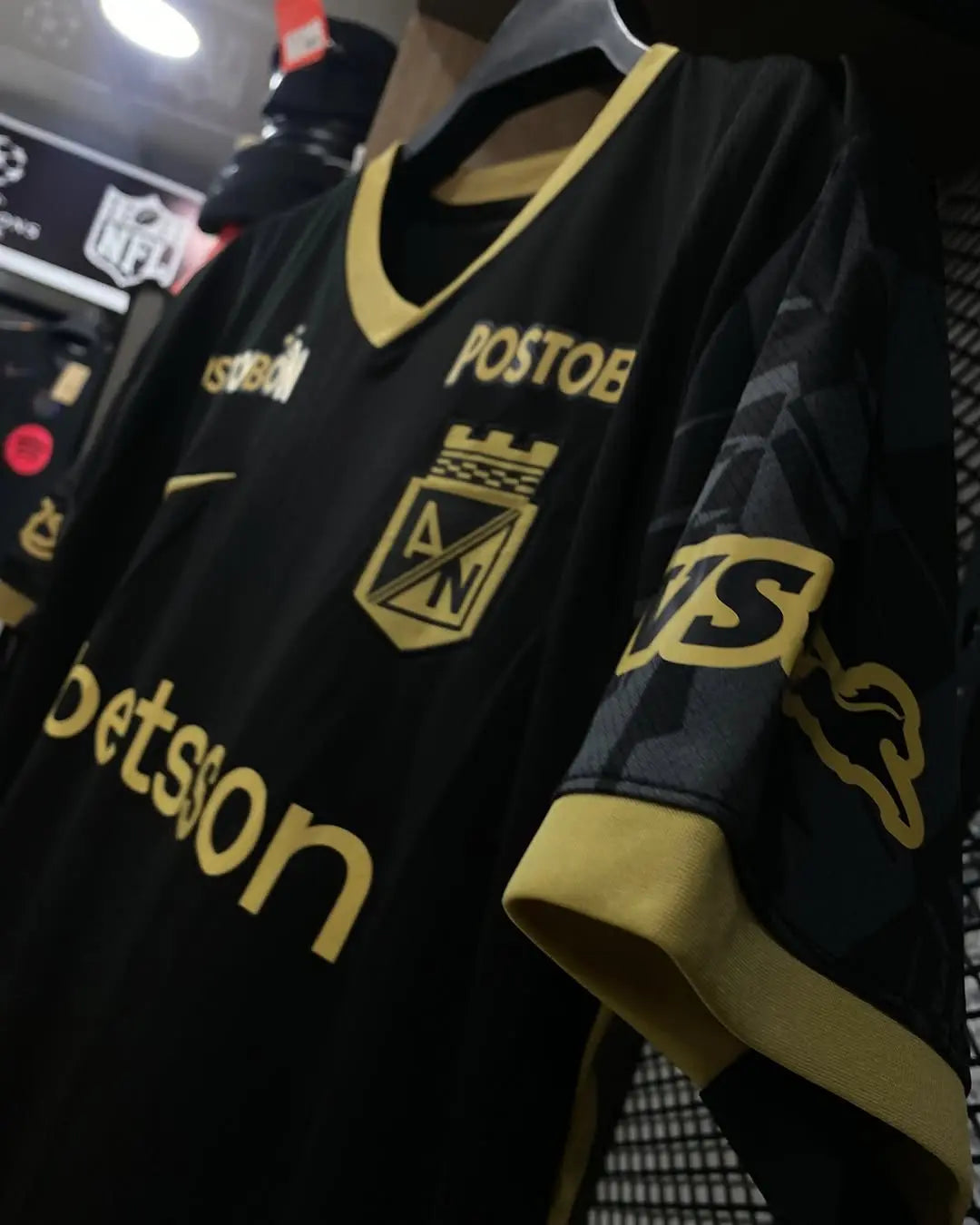 CAMISETA ATLETICO NACIONAL LOCA 1.1 2025 - CON TODOS SUS PARCHES DE LIGA EN LAS MANGAS 🔥 ENVIO GRATIS A TODO EL PAIS Y 50% DE DCTO 🔥